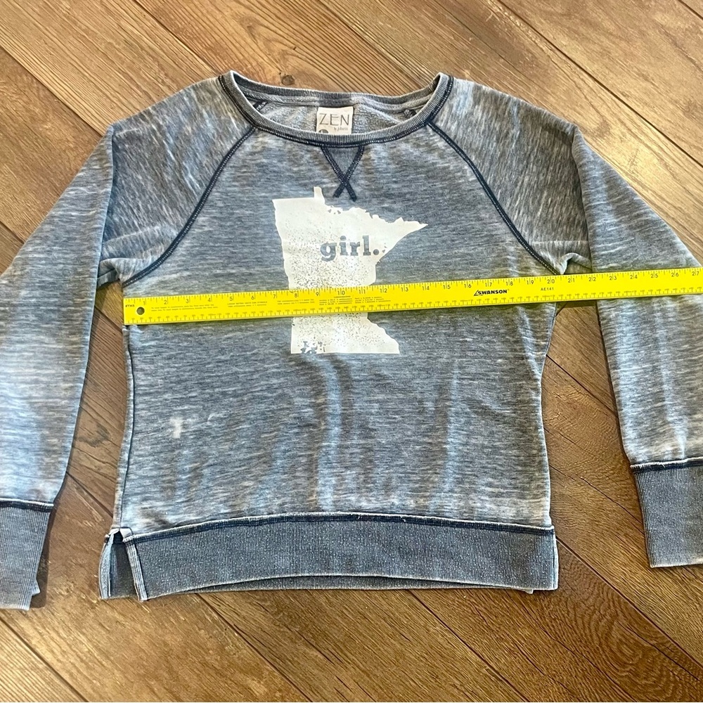 Minnesota Girl Women’s Gray Sweatshirt, Size Large.